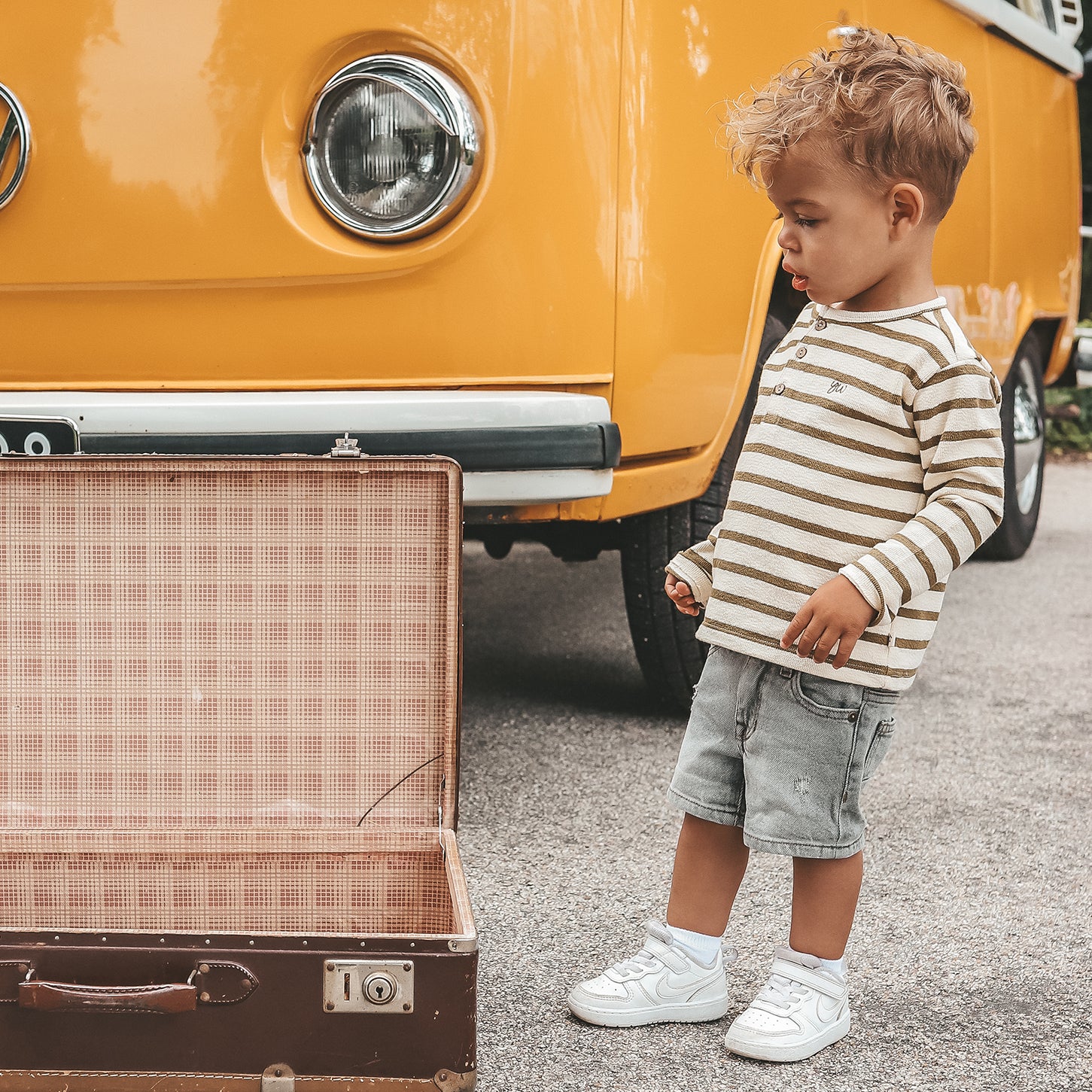 YOUR WISHES Relaxed Longsleeve Terry Stripe Olijfgroen - Stoere Jongens Longsleeve - zijkant gestyled