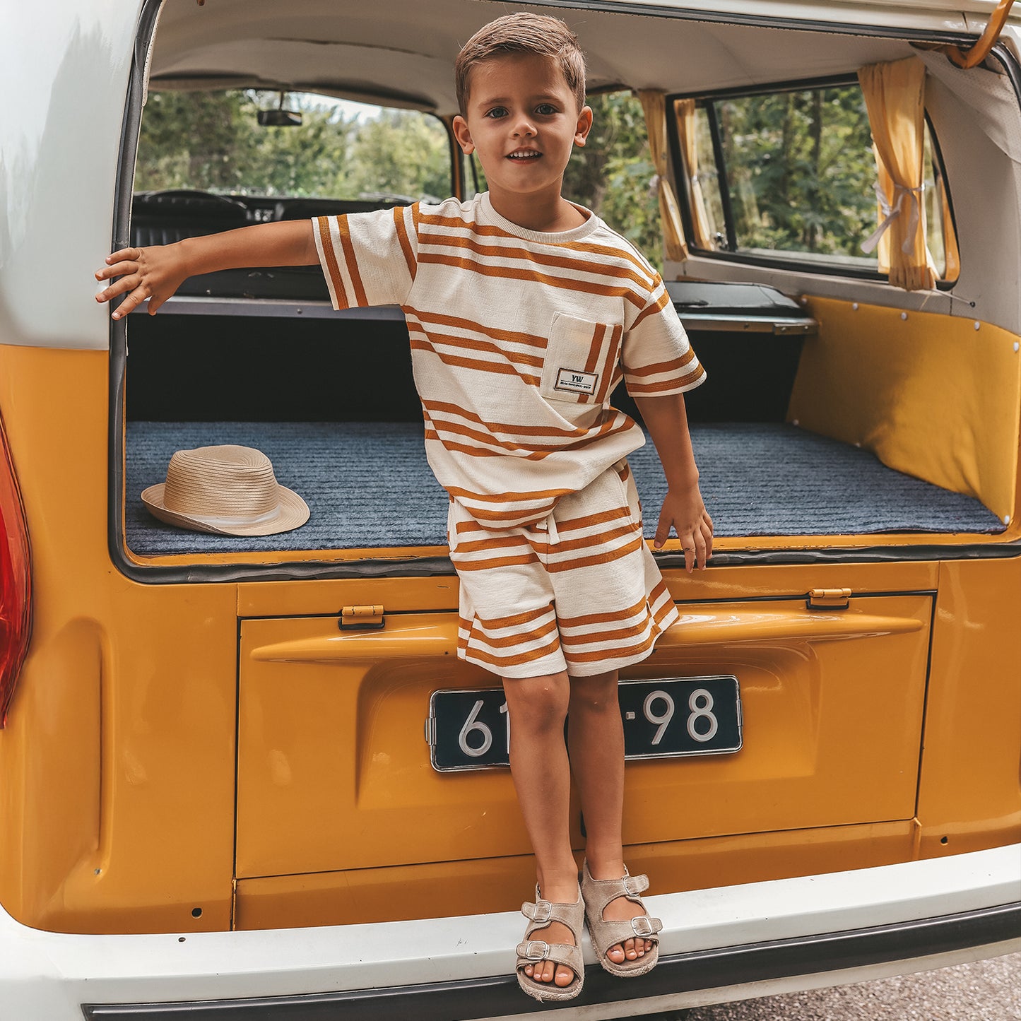 YOUR WISHES Oversized Tee Triad Stripe - T-shirt Jongens - voorkant gestyled met bijpassende short