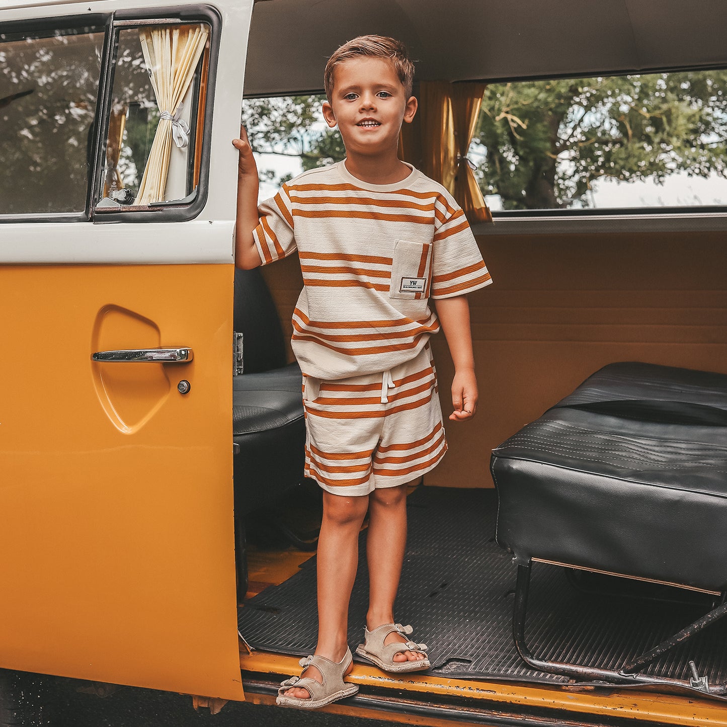 YOUR WISHES Bermuda Shorts Triad Stripe Oker - Stoere Jongens Short - voorkant gestyled